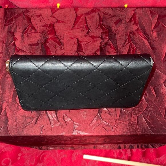Kelly & Katie Black Quilted Zippered Wallet - Picture 5 of 16